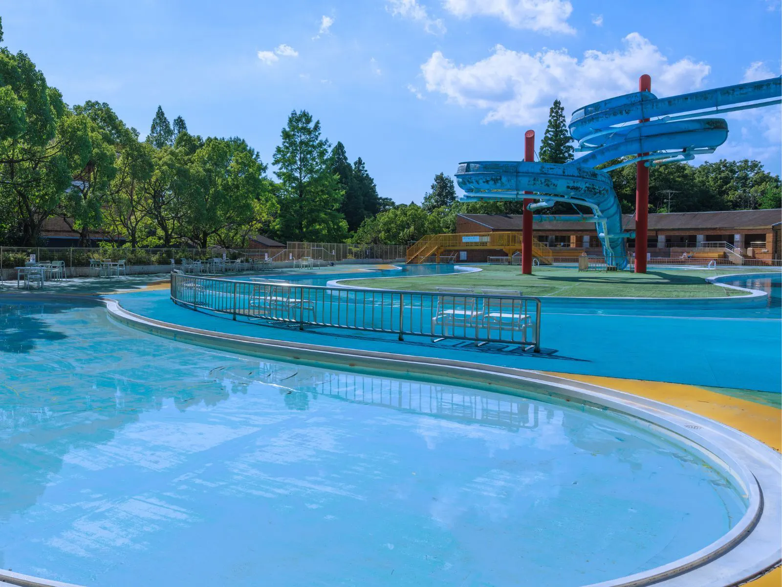 สระว่ายน้ำกลางแจ้ง (เฉพาะฤดูร้อน)