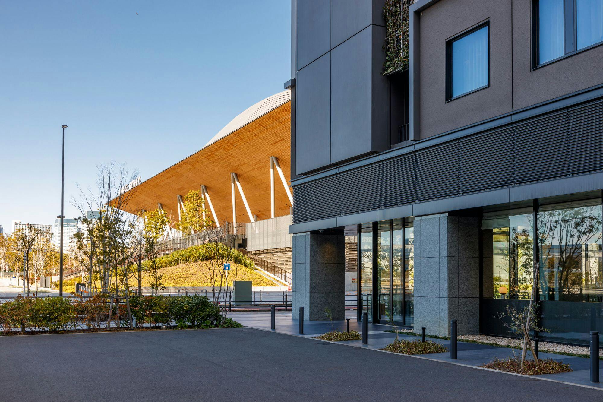 호텔 정문과 GYM-EX 아리아케