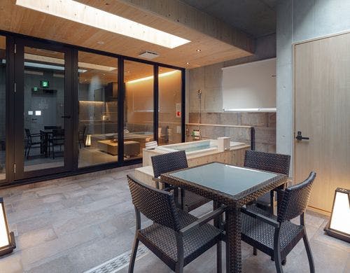 デラックススイート：キッチン～リビング