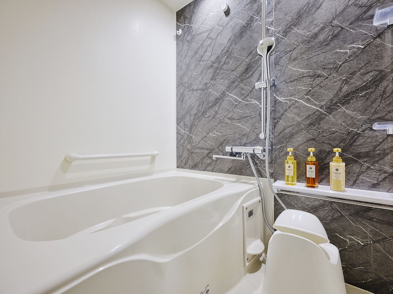 ห้องน้ำพร้อมอ่างอาบน้ำ