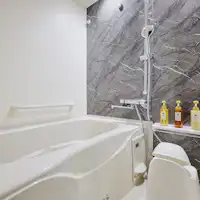 ห้องน้ำพร้อมอ่างอาบน้ำ