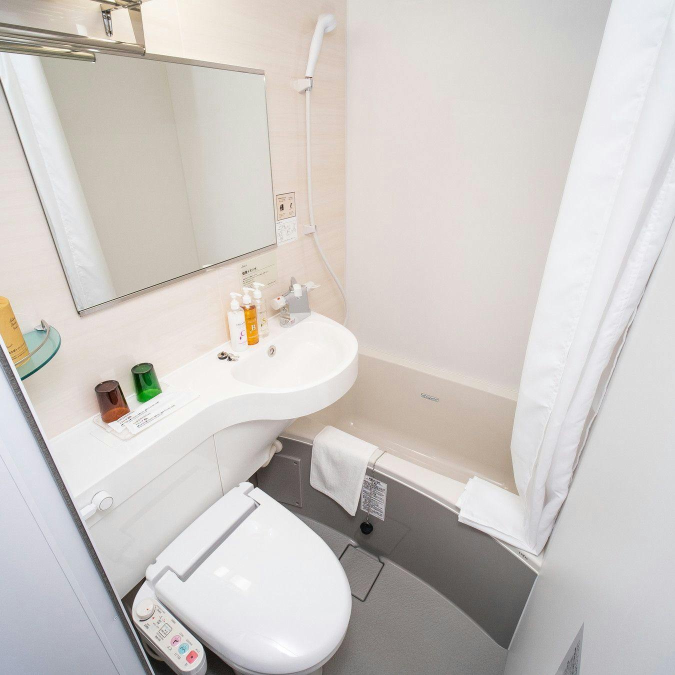 객실에는 유닛 욕조가 있습니다.