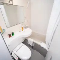 객실에는 유닛 욕조가 있습니다.