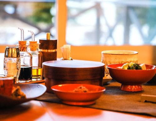 窓の外に目を向けながら