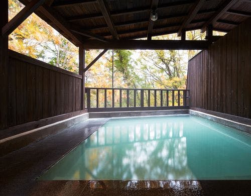 “にごり湯”を満喫する露天風呂