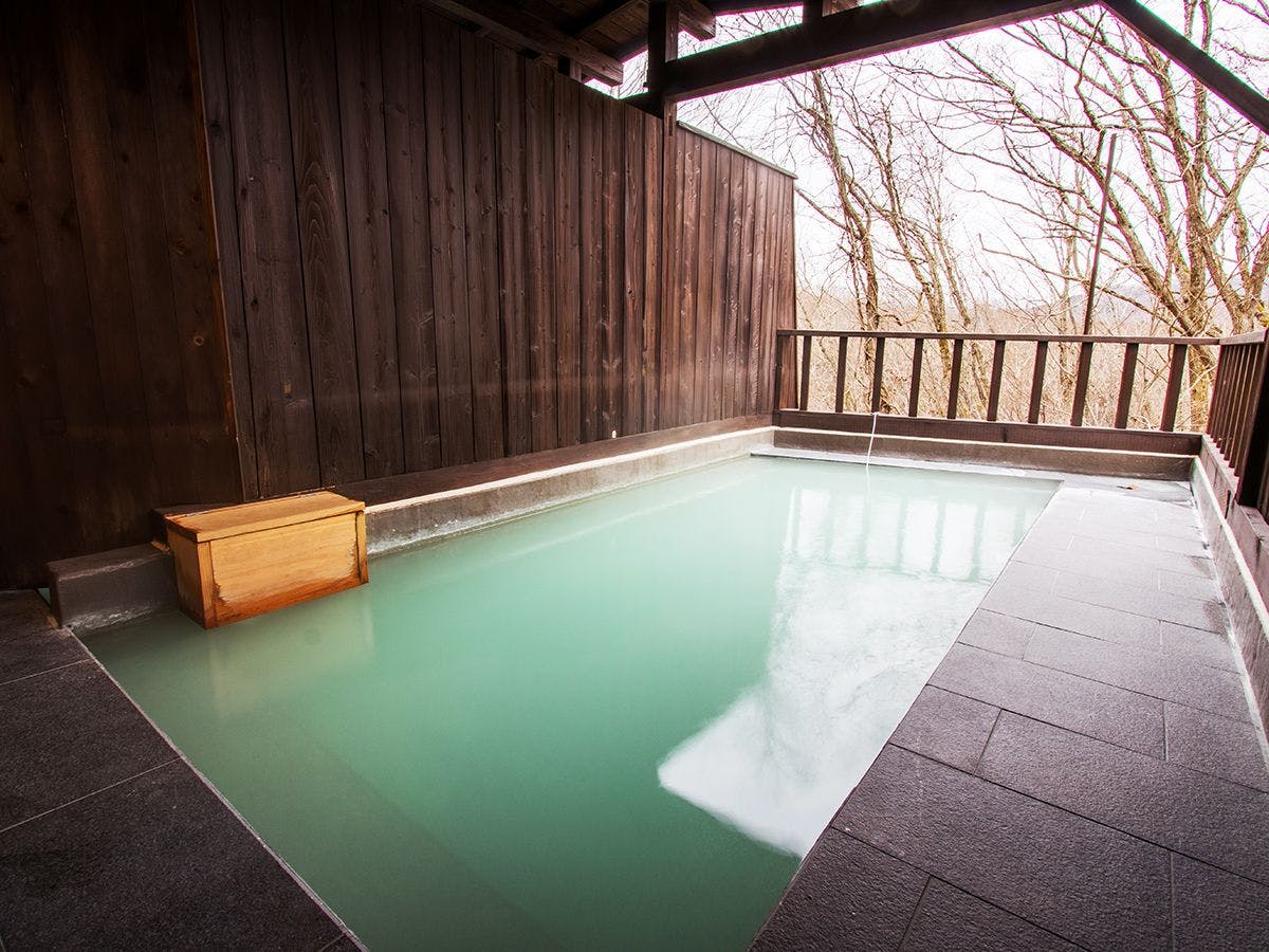 อ่างอาบน้ำกลางแจ้งที่ตั้งอยู่ในป่าที่เงียบสงบ