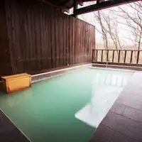 อ่างอาบน้ำกลางแจ้งที่ตั้งอยู่ในป่าที่เงียบสงบ