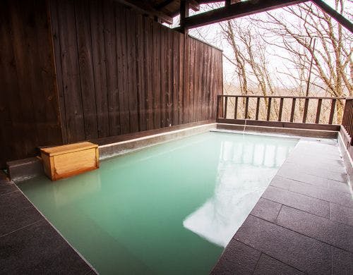 静かな森にポツンと佇む露天風呂。