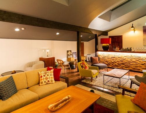 【ラウンジ】（営業時間15：00～24：00）