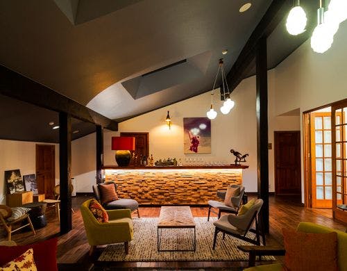 【ラウンジ】会津塗りのカウンター