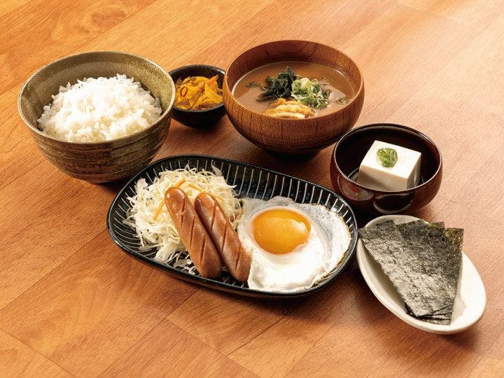 อาหารเช้าไข่ดาวและไส้กรอก