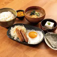 อาหารเช้าไข่ดาวและไส้กรอก