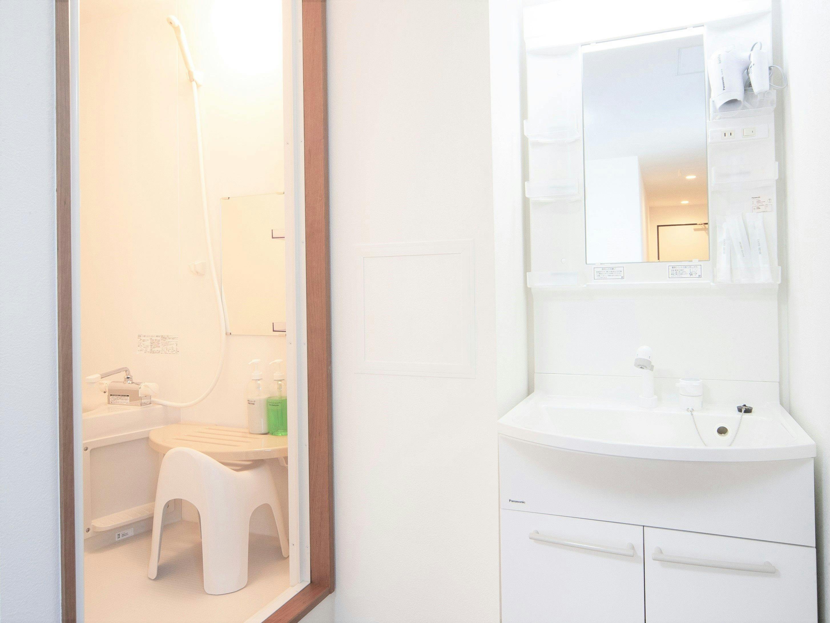 ห้องเตียงคู่: ห้องอาบน้ำและอ่างล้างหน้า