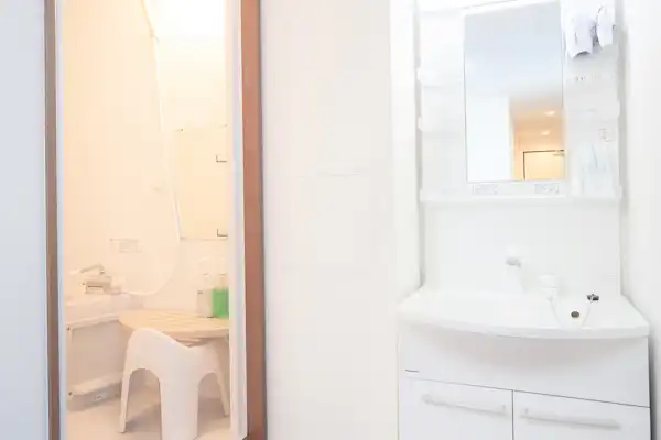 ห้องเตียงคู่: ห้องอาบน้ำและอ่างล้างหน้า