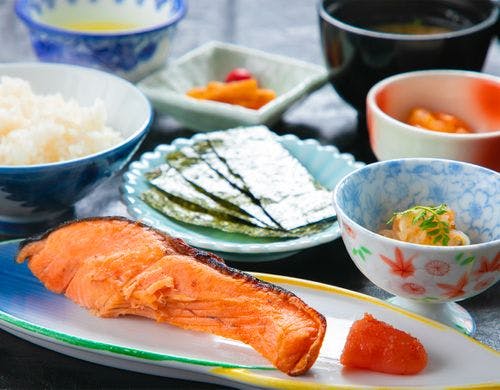 お米と焼き魚などを含むシンプルな和定食