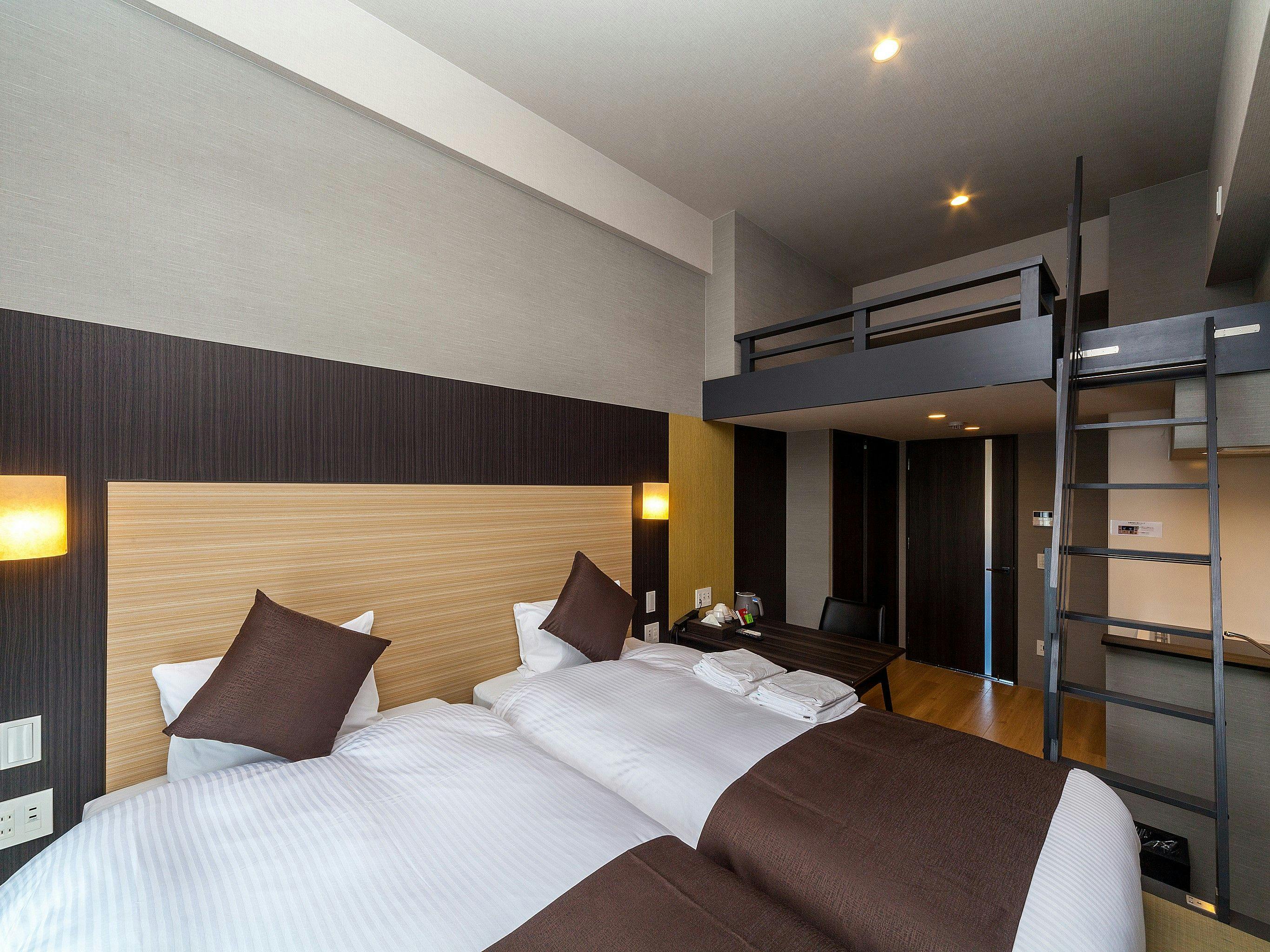 <ห้องเตียงคู่พร้อมชั้นลอย>