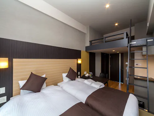 <ห้องเตียงคู่พร้อมชั้นลอย>