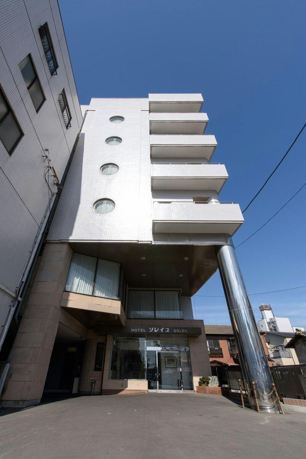 พื้นที่หน้าประตูอัตโนมัติเป็นทางลาด