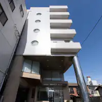 พื้นที่หน้าประตูอัตโนมัติเป็นทางลาด