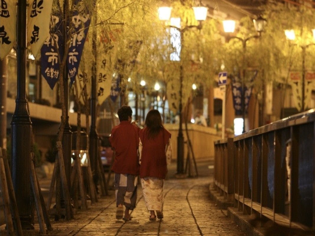 日式旅館前是充滿風情的柳樹行道♪