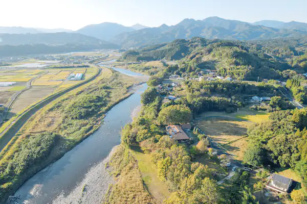 ริมแม่น้ำที่ล้อมรอบด้วยธรรมชาติอันยิ่งใหญ่ของเมืองอายะ