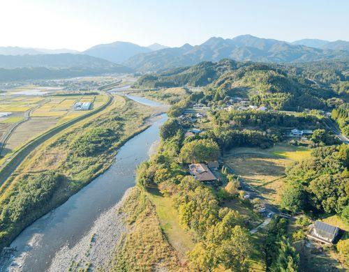 綾町の大自然に囲まれた川沿い