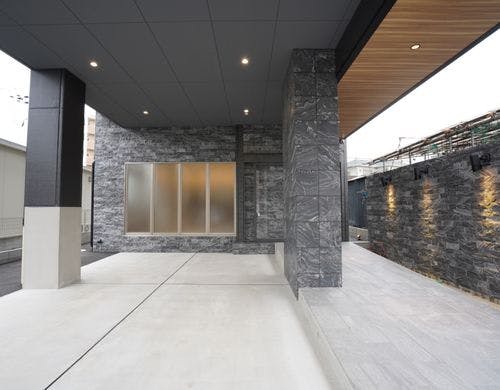 写真はホテル側入口画像でございます。