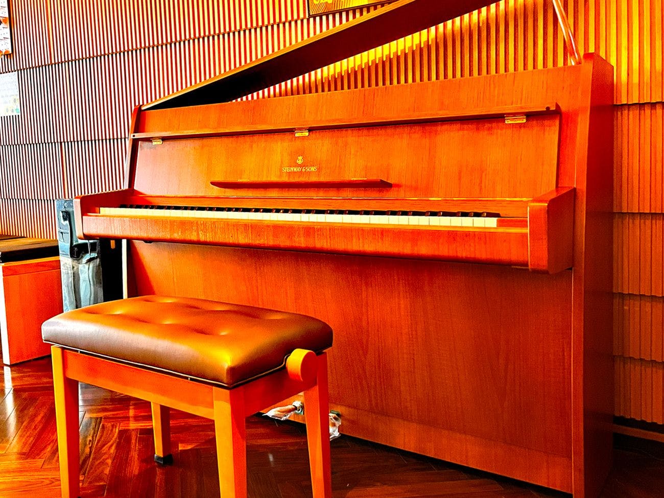 มีเปียโนสไตน์เวย์ติดตั้ง