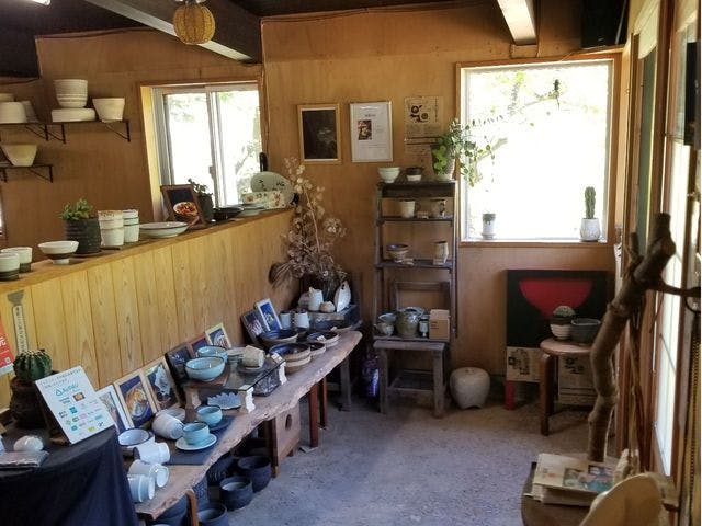 Mengalami pengalaman kerajinan tembikar di Kota Nakayama, Kota Iyo yang dikelilingi oleh alam.