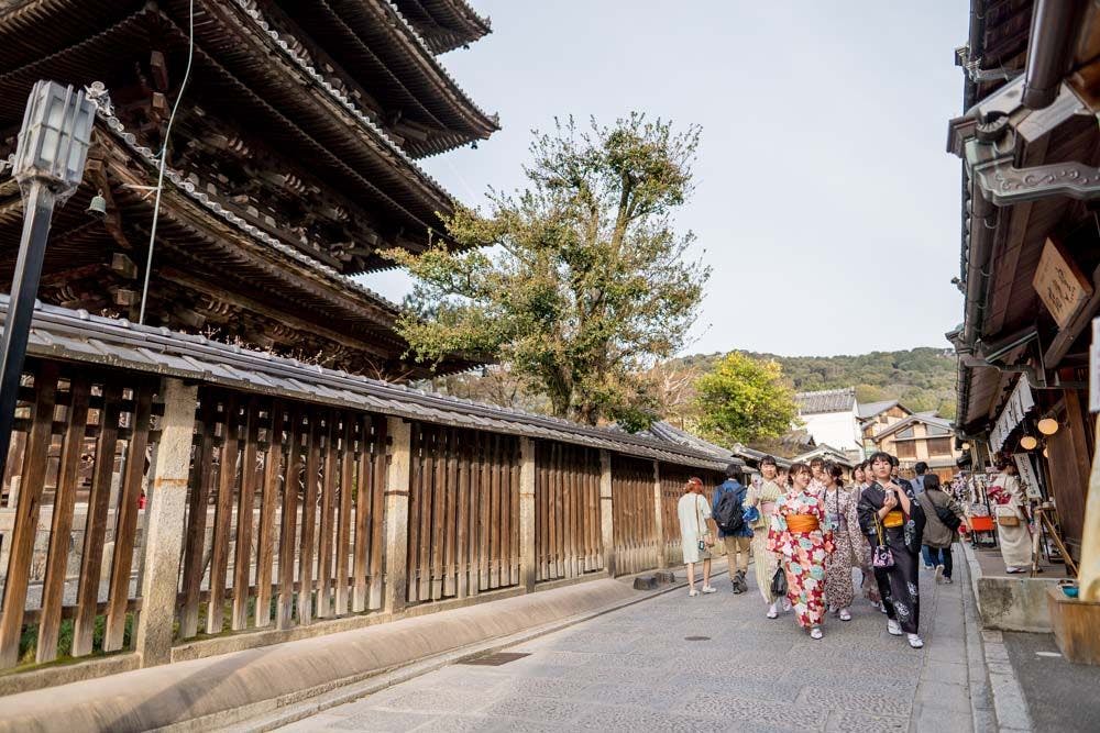 เพียงไม่กี่ก้าวถึง "หอคอยยาซากะ" สัญลักษณ์ของฮิกาชิยามะ