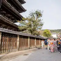 เพียงไม่กี่ก้าวถึง "หอคอยยาซากะ" สัญลักษณ์ของฮิกาชิยามะ