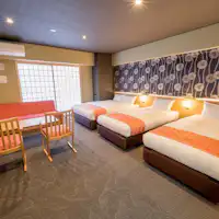 2 Tempat Tidur Single dan 1 Tempat Tidur Double dengan sofa bed