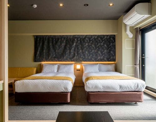 2 Semi-double beds and Japanese futon wi