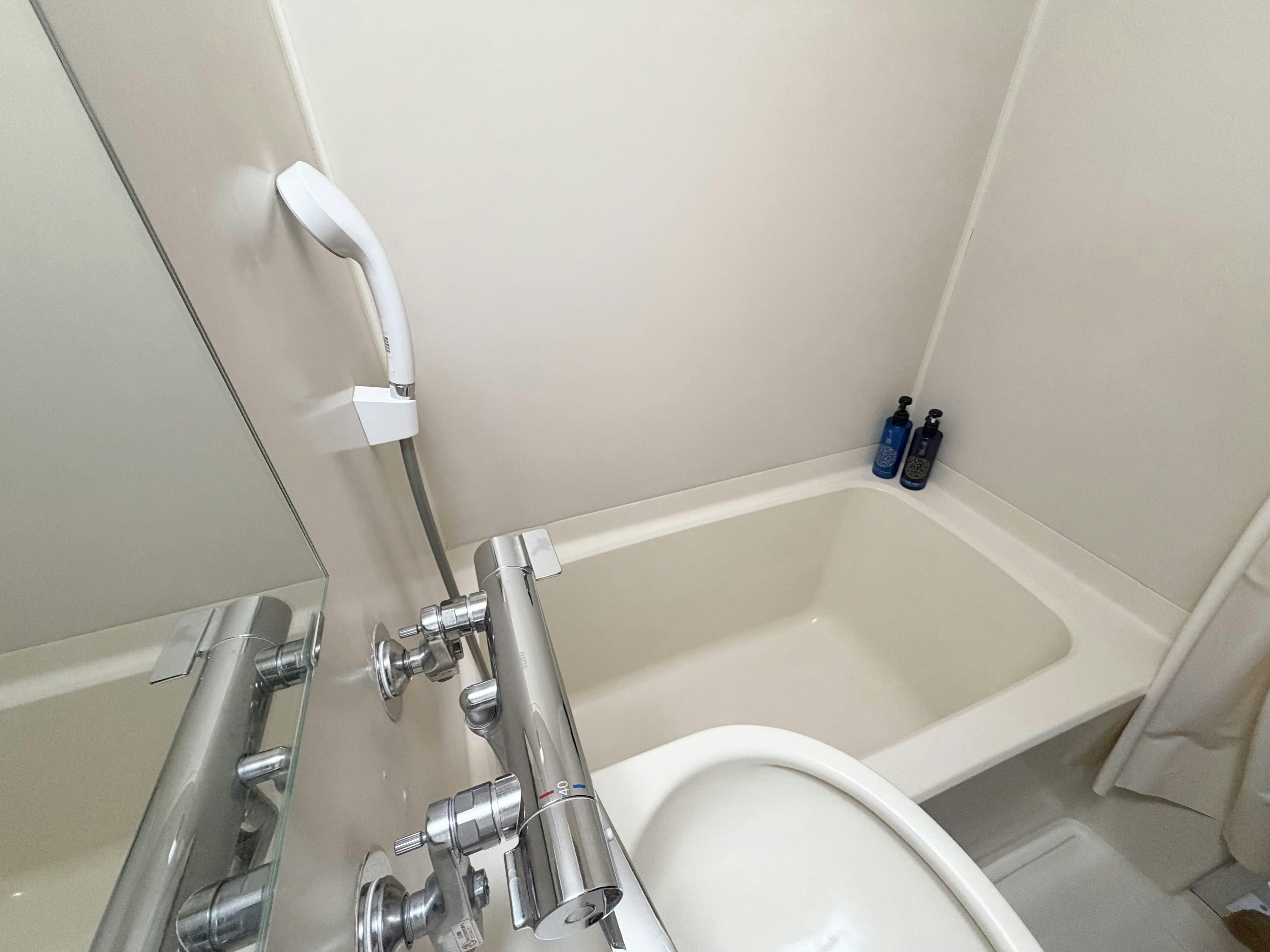 ห้องน้ำรวมพร้อมอ่างอาบน้ำ