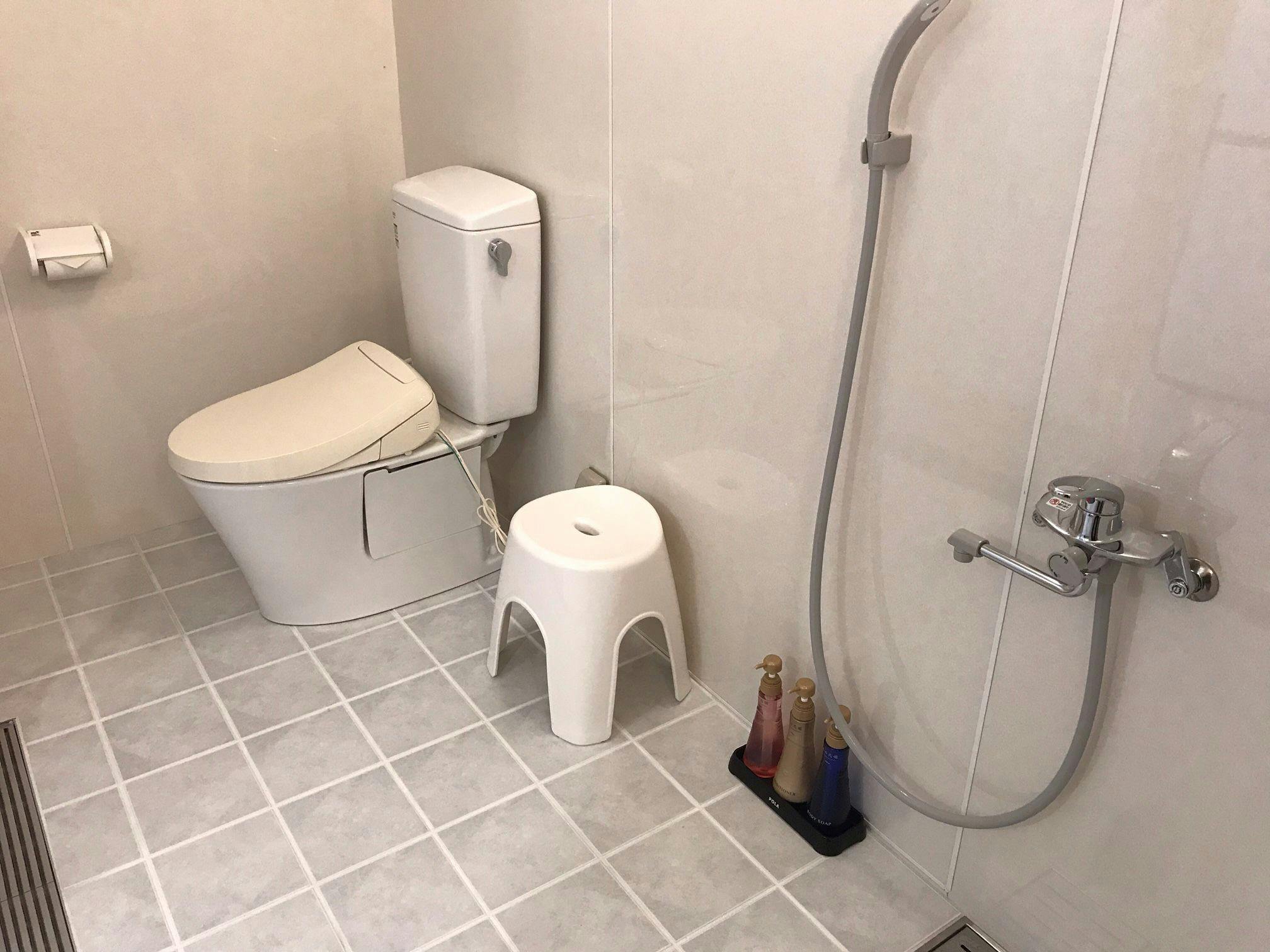 ห้องน้ำสำหรับห้องพักที่ไม่มีสิ่งกีดขวางโดยเฉพาะ