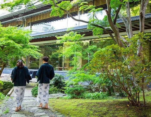 新緑が美しい庭園