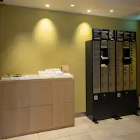 กล่องนิรภัยและบาร์สิ่งอำนวยความสะดวก