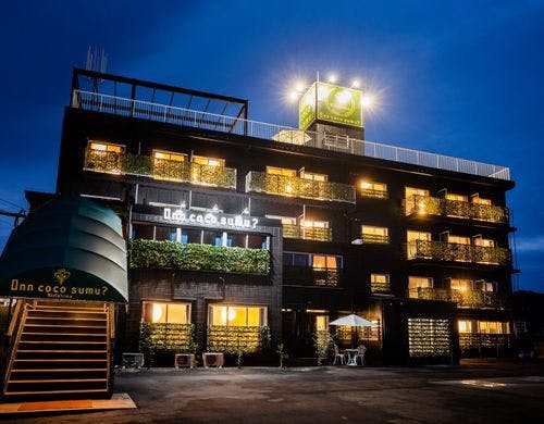 Inn Coco Sumu？夜外観です。