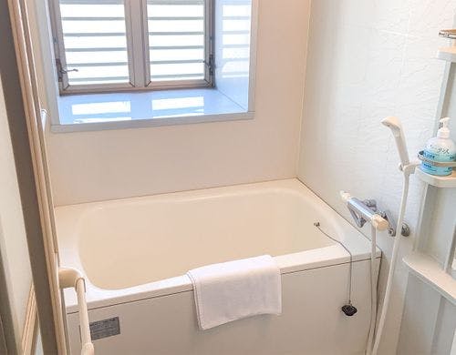 ・広々としたバスルーム。洗浄機能付きです