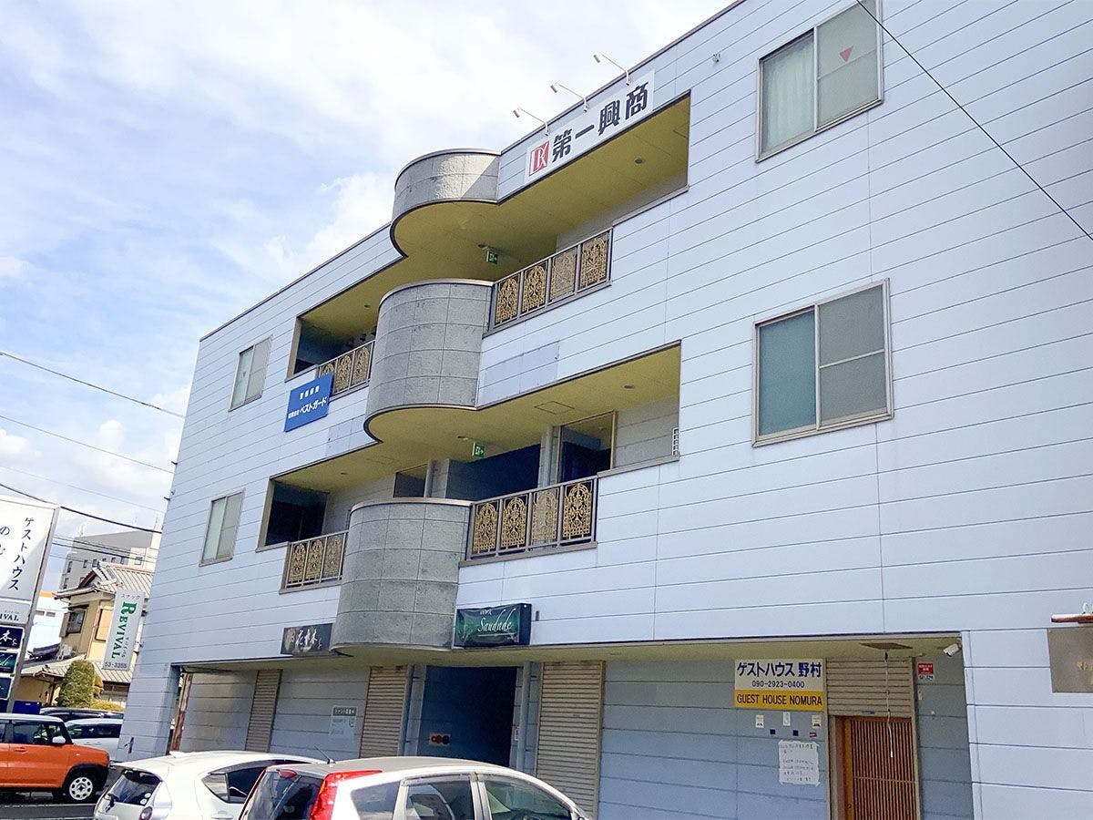 เป็นเกสต์เฮาส์ที่มีห้องพักส่วนตัวกว้างขวางและสะอาด