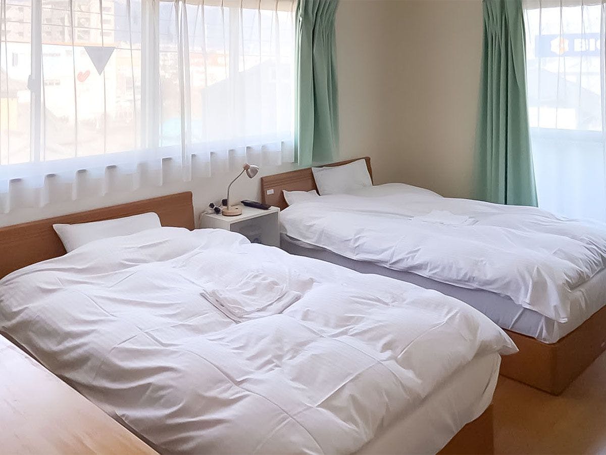 - เตียงเซมิ-ดับเบิล 2 เตียง นอนหลับสบาย