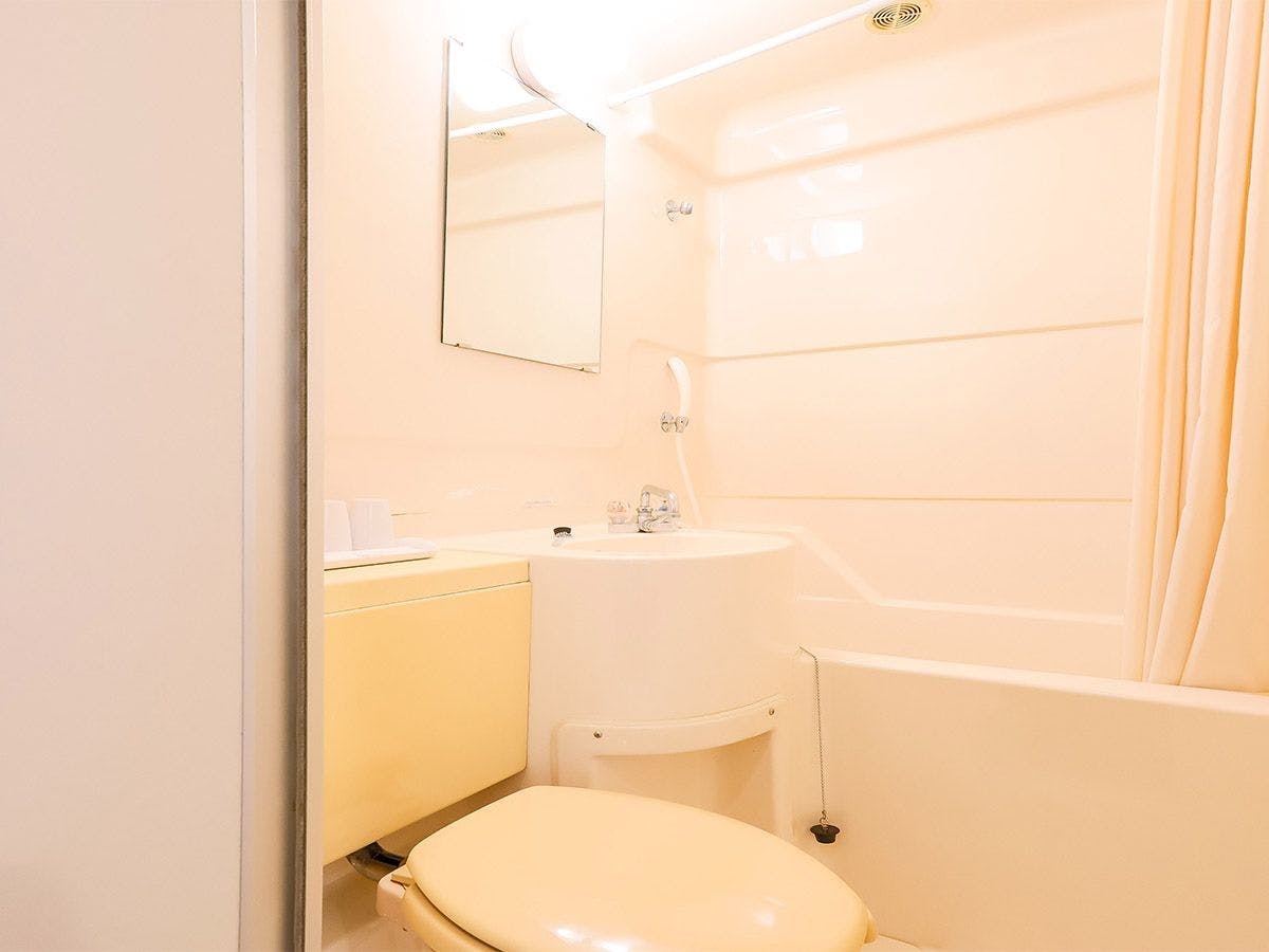 - มีแปรงสีฟัน สบู่สำหรับร่างกาย และแชมพู