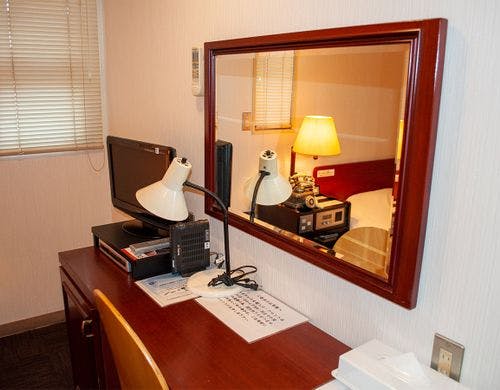 ・約11平米のシングルルーム、タオル類あり