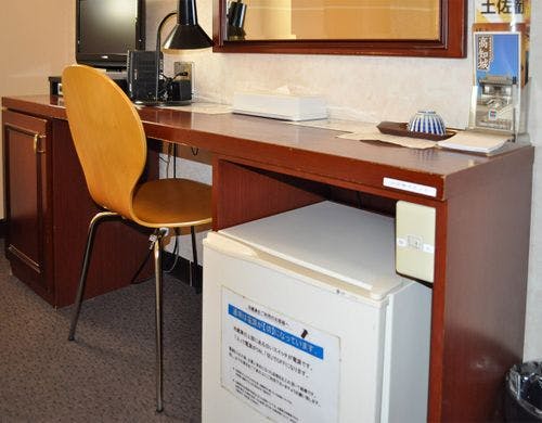 ・部屋の机でお仕事(ワーケション)もOK