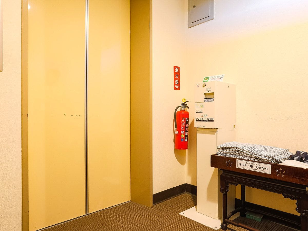 ・เราได้เตรียมชุดนอนไว้หน้าลิฟต์แล้ว