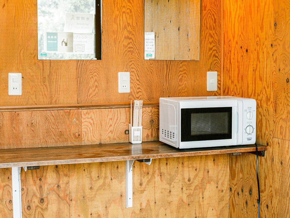 ・มีอ่างล้างหน้าและตู้จำหน่ายสินค้าอัตโนมัติ