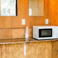 ・มีอ่างล้างหน้าและตู้จำหน่ายสินค้าอัตโนมัติ