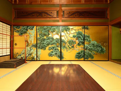 ตัวอย่างห้องสไตล์ญี่ปุ่นขนาด 12.5 เสื่อทาทามิ พร้อมภาพวาดประตูบานเลื่อนปิดทอง