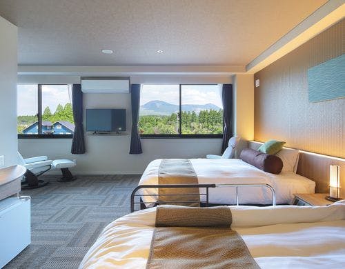 窓からは雄大な阿蘇山を望めます。