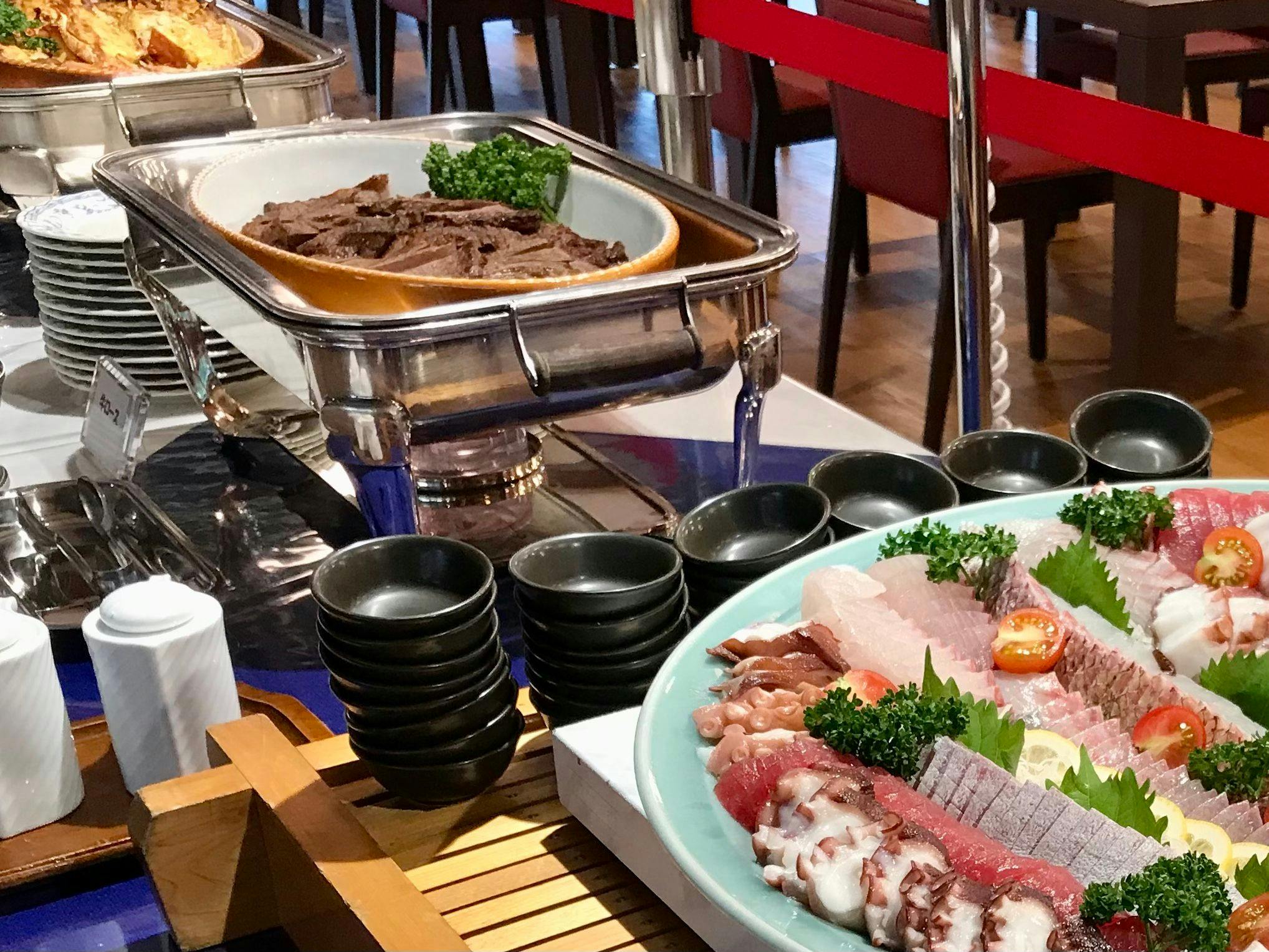 일식 및 양식 뷔페 요리, 사시미, 스테이크 등